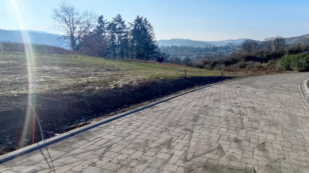 Mein Grundstück für den Neubau mit Bien-Zenker. Blick ins Tal.